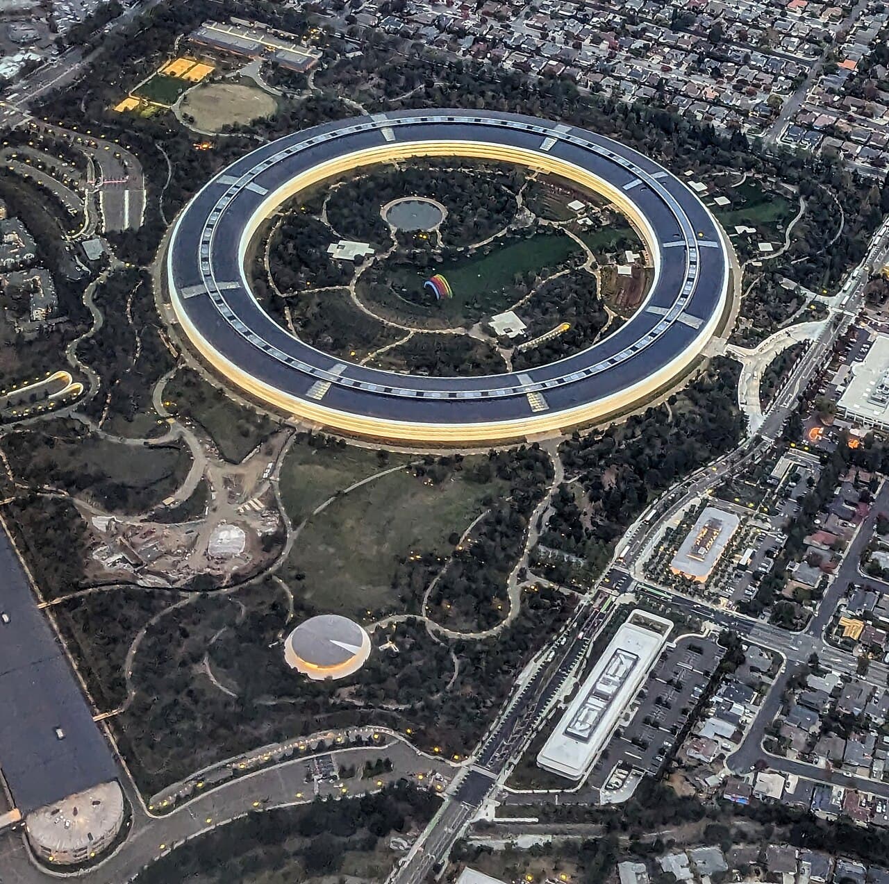 Apple Park yerleşkesi: Apple Park dusk aerial