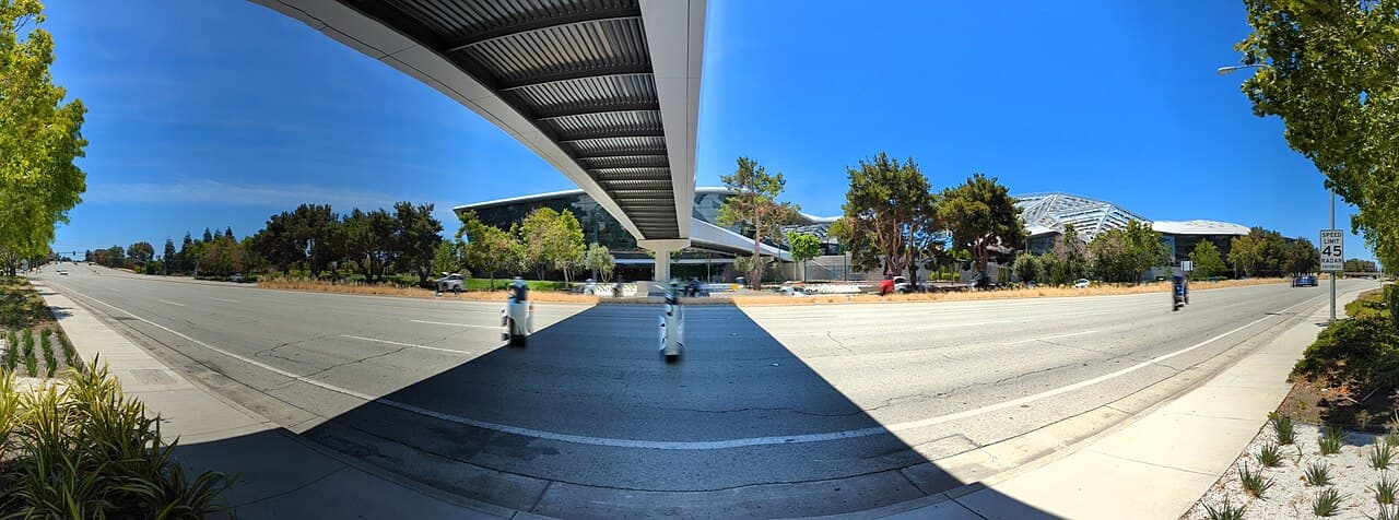 NVIDIA yerleşkesi: San Tomas Expressway at Nvidia