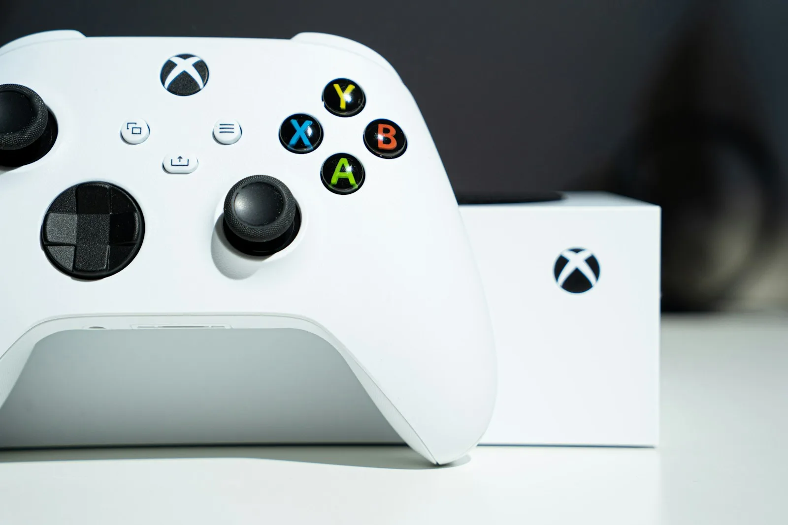 Beyaz Xbox oyun kumandası ve konsol; temsili görsel
