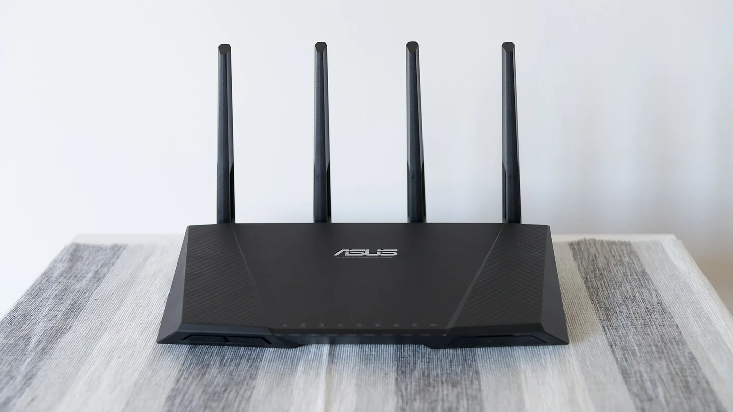 Arşivden temsili ASUS RT-AC87U yönlendirici; fotoğraf, etkilenen model listesi değildir.