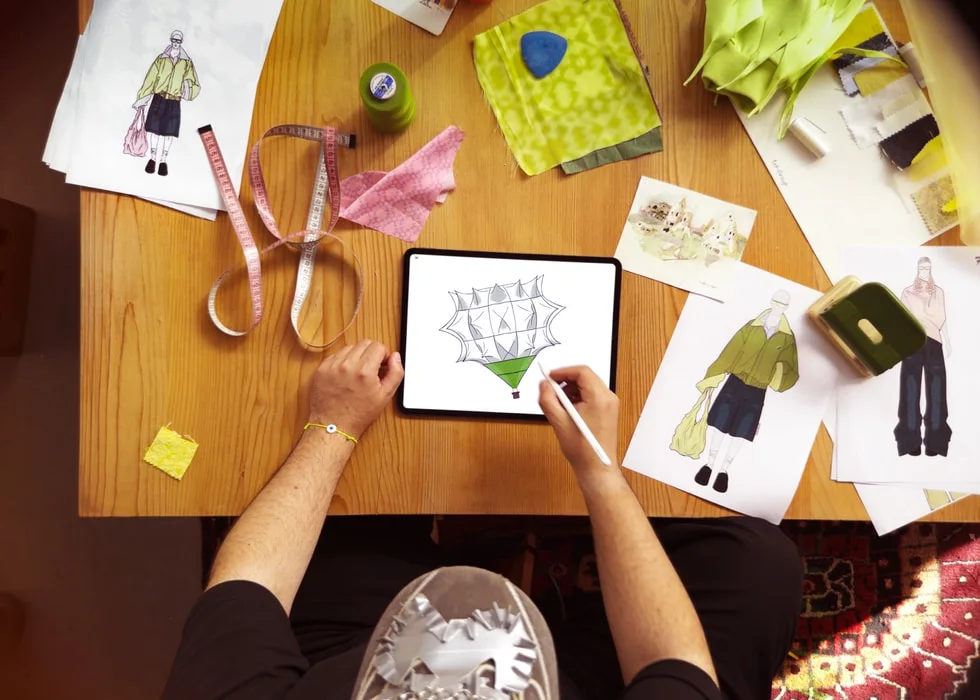 Bünyamin Aydın, iPad Pro üzerinde koleksiyon çizimleriyle çalışırken